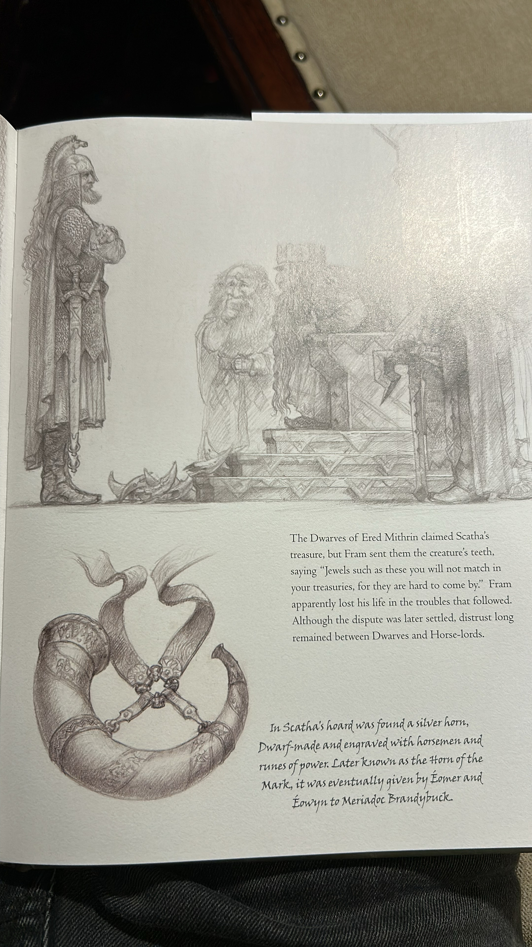 Aufgeschlagene Seite zeigt zwei Sketches von einem Rohirrim-Krieger mit Helm vor einem Steinthron eines darauf sitzenden Zwergenkönigs, Illu zeigt ein verziertes iIgnalhorn.